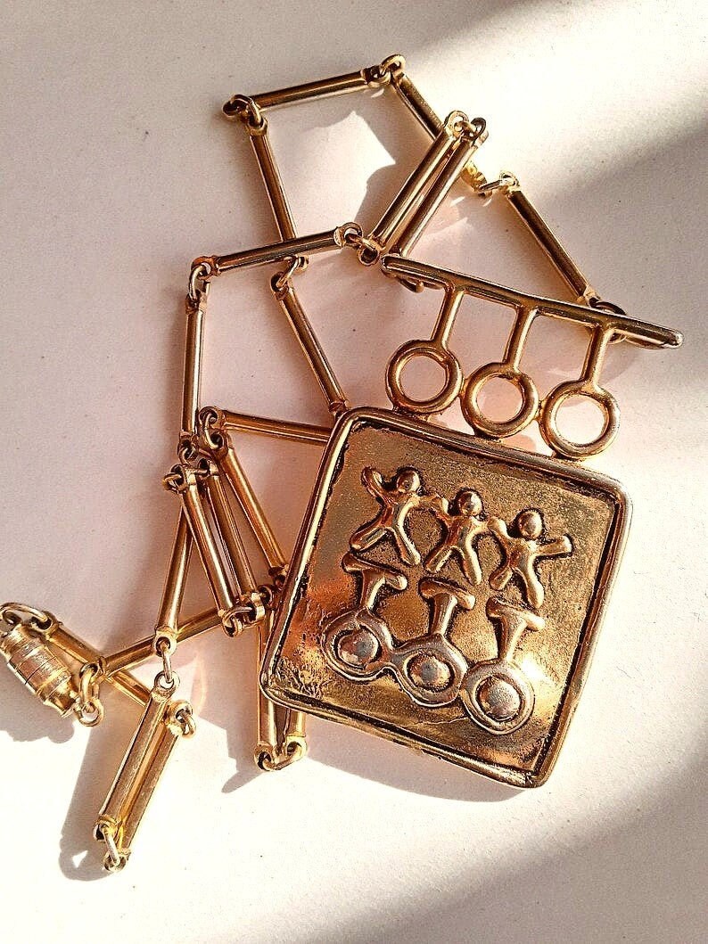 etsy.com/listing/160466…
#necklace #vintage #Accessocraft #designer #signed #CathyGins #Gins #artisan #goldTone #goldPlate #geometric #pendant #castMetal #tribal #ethnic #Boho #Hippie #postModern #modernistic #abstract