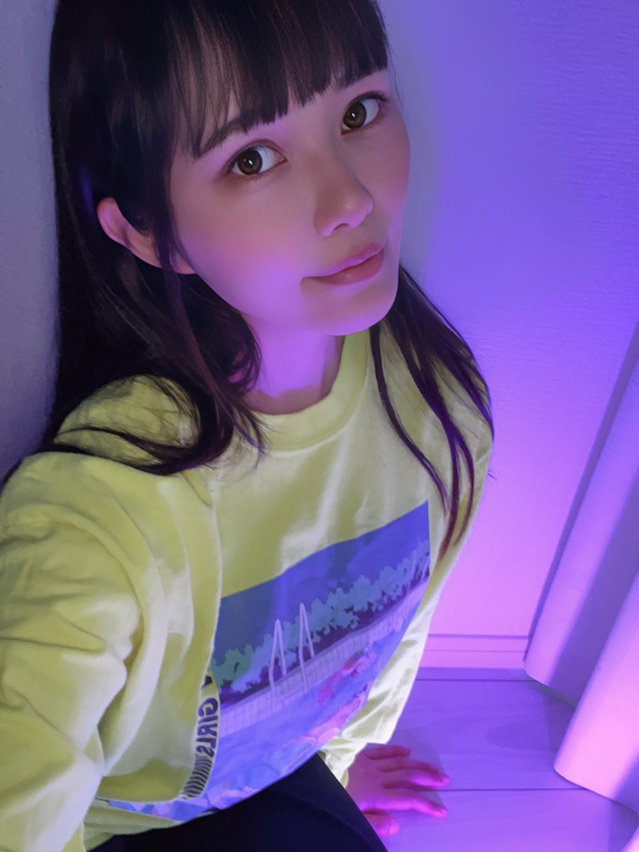暗闇でカラーの照明でお顔明るく撮るには　フラッシュ機能使えば良いってわかったんだけど、
動画でずっとこのくらいお顔を明るく撮るにはどうしたらいいですか？🤔 https://t.co/vpp9szNZYg