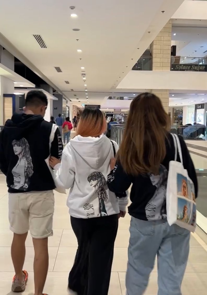 UnoffNationLtd's tweet photo. 𝒞𝒶𝓊𝓈𝑒 𝓌𝑒 𝓃𝑒𝓋𝑒𝓇 𝑔𝑜 𝑜𝓊𝓉 𝑜𝒻 𝓈𝓉𝓎𝓁𝑒! 💃

- totes, tshirts &amp; hoodies 
- direct orders, sdd, sco
- open for custom

add to cart now! 🛒
🖇️ https://t.co/7bFiodidw8

#1989Taylorsversion 
#TSTheErasTourFilm  
#TaylorSwift https://t.co/wdRanxHST6