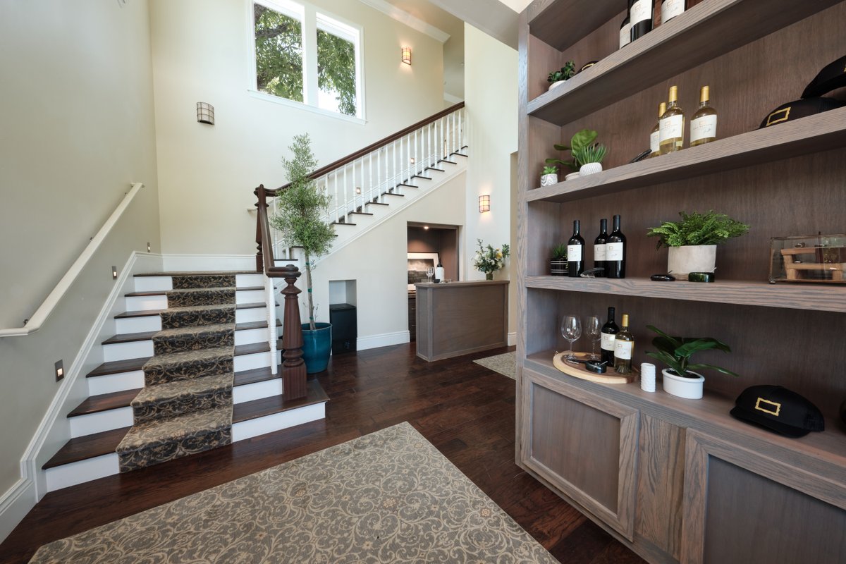 thesettinginnnv's tweet photo. From the moment you step through our doors our dedicated staff will ensure you feel at home throughout your stay. Don't hesitate to get in touch with our general manager for any questions, requests, or concerns during your visit. We're here to make your stay exceptional. #TheSett https://t.co/spLK0Ym3Fu