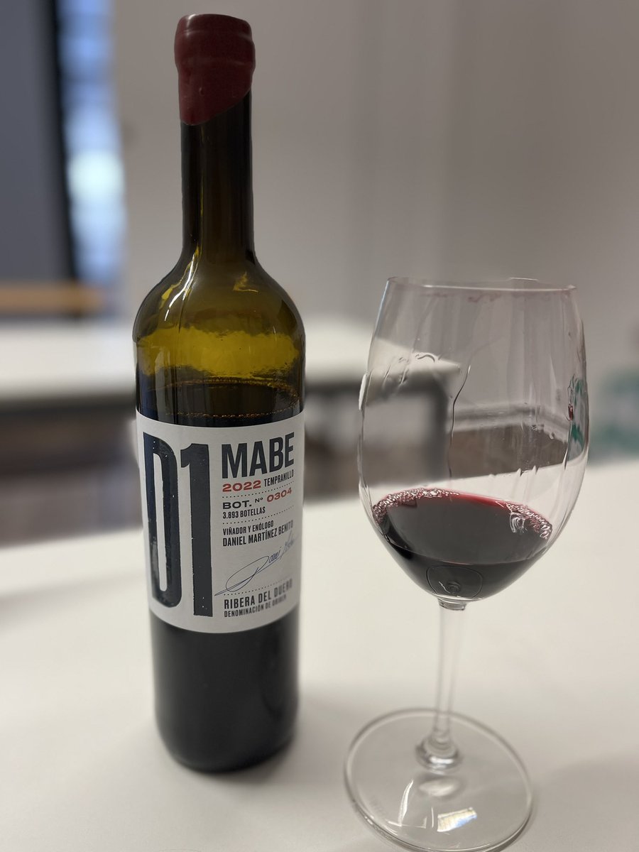 D1 MABE 2022 
Nuevo proyecto en Ribera del Duero en la zona de Quemada (Burgos). 

El vino se muestra muy frutal, notas de fruta negra fresca, fondo de tiza y especias dulces. En boca es muy jugoso, sabroso y varietal. El tiempo en botella le ayudará a ganar más redondez. 

#wine