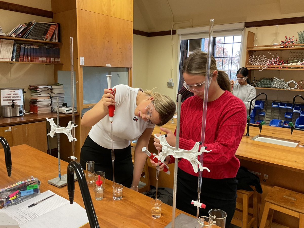Year 12 starting the week with their first independent titration this morning - lots of progress seen in a very short time 🌟