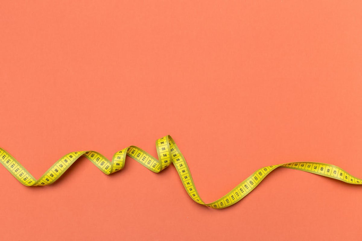 Ever played 'I went to the shops, and I bought' as a child? Just like the long lists in that game, our minds struggle to juggle wordy sentences. 👀 So, go easy on your readers—shorter sentences make for smoother reading 👉 bit.ly/49lX3BC #WordsMatter #EmailTips