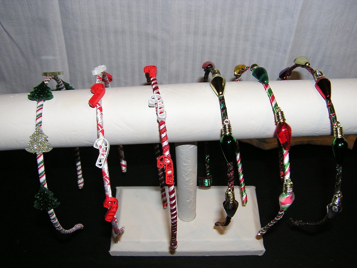 IncredCraftCrea's tweet photo. I have a lot of handmade Christmas items for sale. You can see what I have available on my website, the link is in my profile. #handmade #crafts #homedecor #jewelry #magnets #toys #hairaccessories #Christmas #WinterIsComing #smallbusiness https://t.co/mT3b0xd5rP
