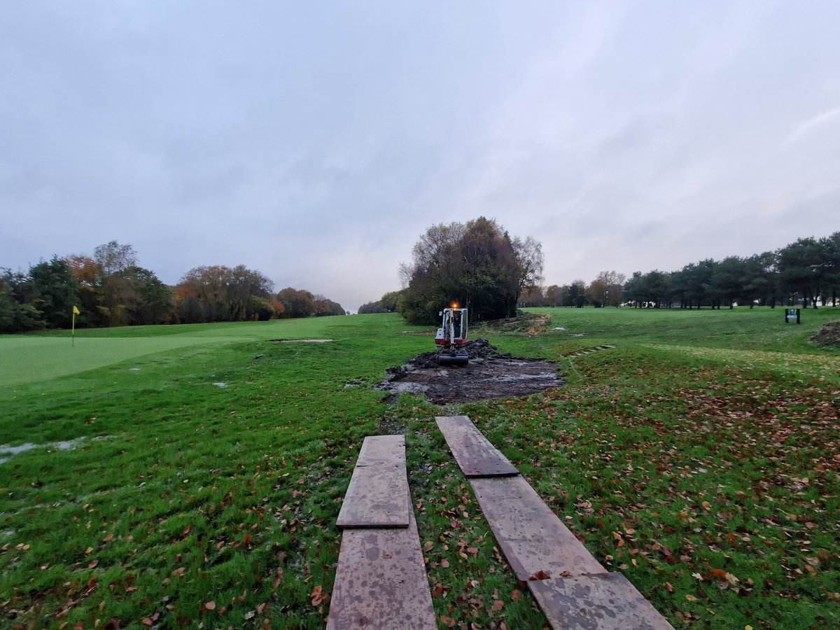 ChorleyGolfClub's tweet image. 6/11
The rain is just relentless. The course is saturated. On top of the 27mm in the jar this morning, had a further 21mm to 2.30pm.
Planned work on 4th fairway postponed. Just too wet to commit to the job so started on wet area left of 13th green. Thatchy/boggy turf scraped off.