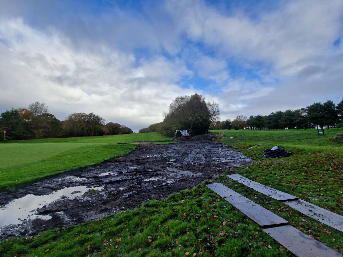 ChorleyGolfClub's tweet image. 6/11
The rain is just relentless. The course is saturated. On top of the 27mm in the jar this morning, had a further 21mm to 2.30pm.
Planned work on 4th fairway postponed. Just too wet to commit to the job so started on wet area left of 13th green. Thatchy/boggy turf scraped off.
