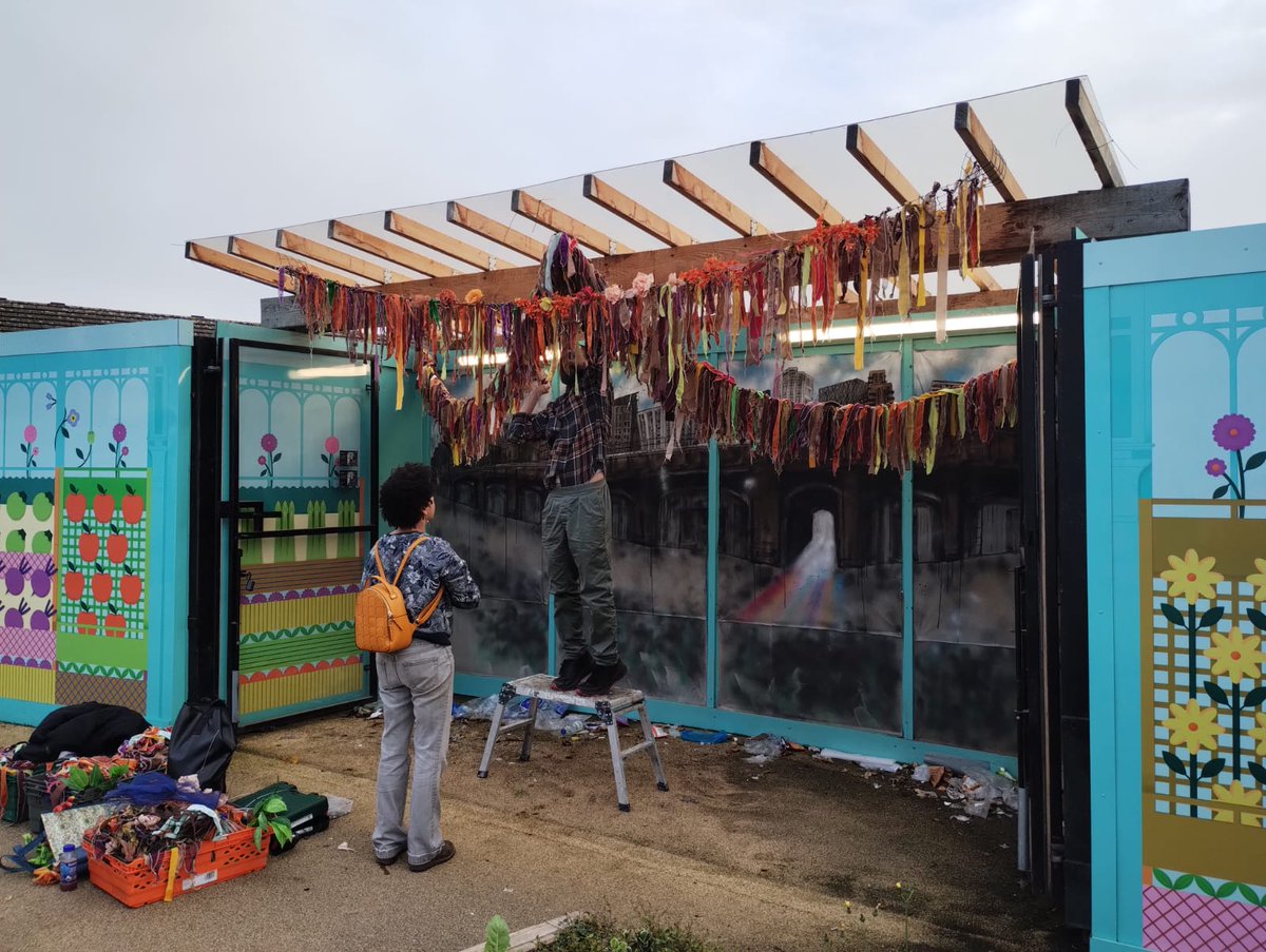 📸@Art4Space have been busy installing the fantastic autumn themed streamers made from recycled textiles which were decorated at the August workshop at #MerchantsWay.

Special thanks to the community helpers who created the streamers, come on down and see it for yourself! 🍂