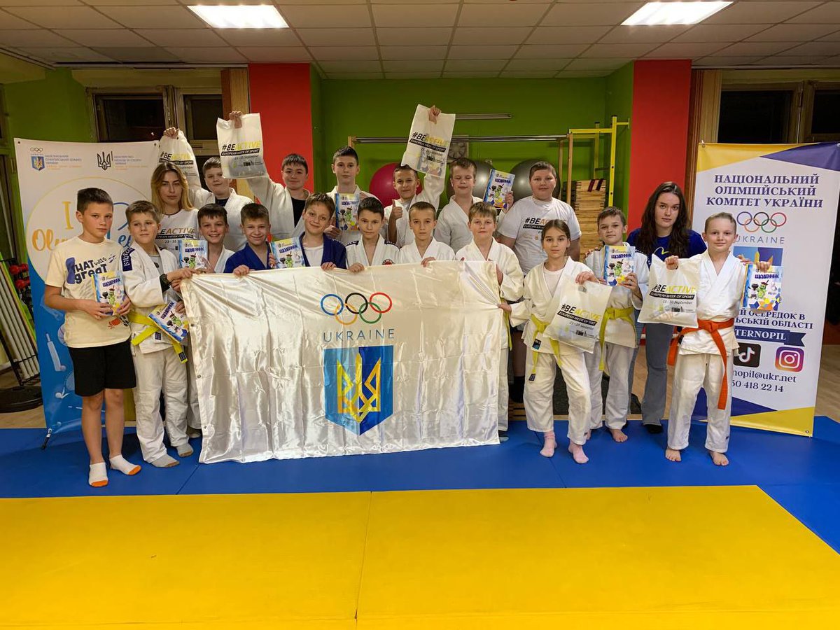 OlympicUA's tweet photo. 💙🥋💛Олімпійський урок для тернопільських дзюдоїстів
👉https://t.co/W1I40nkKUD
#StandWithUkraine #Націяпереможців #НОК #Україна #УкраїнськийСпорт #Ukraine #РазомдоПеремоги #Олімпійськийурок #Олімпійськийурок2023 #BeActive #EuropeanWeekofSport #OlympicLesson #НОКТернопіль https://t.co/wPg1sTDmNW