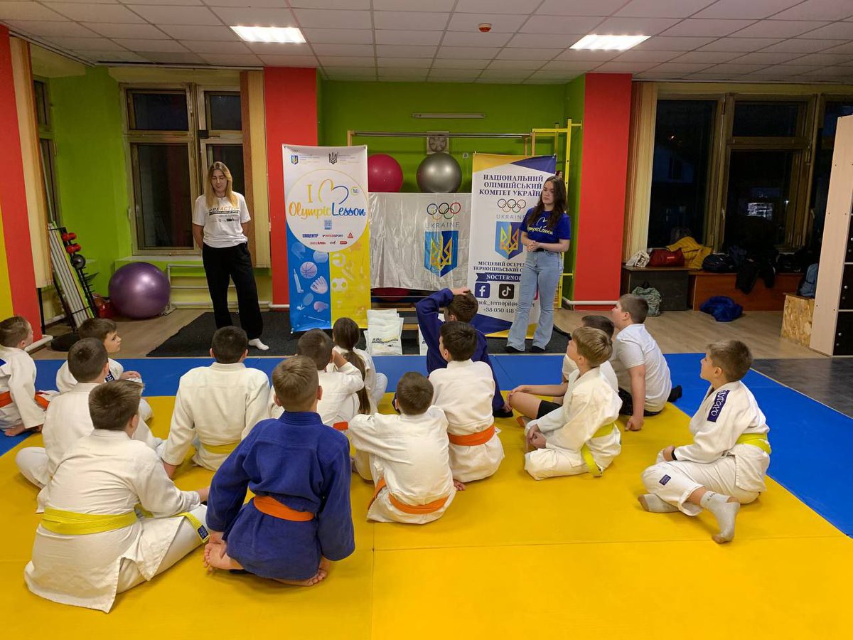 OlympicUA's tweet photo. 💙🥋💛Олімпійський урок для тернопільських дзюдоїстів
👉https://t.co/W1I40nkKUD
#StandWithUkraine #Націяпереможців #НОК #Україна #УкраїнськийСпорт #Ukraine #РазомдоПеремоги #Олімпійськийурок #Олімпійськийурок2023 #BeActive #EuropeanWeekofSport #OlympicLesson #НОКТернопіль https://t.co/wPg1sTDmNW