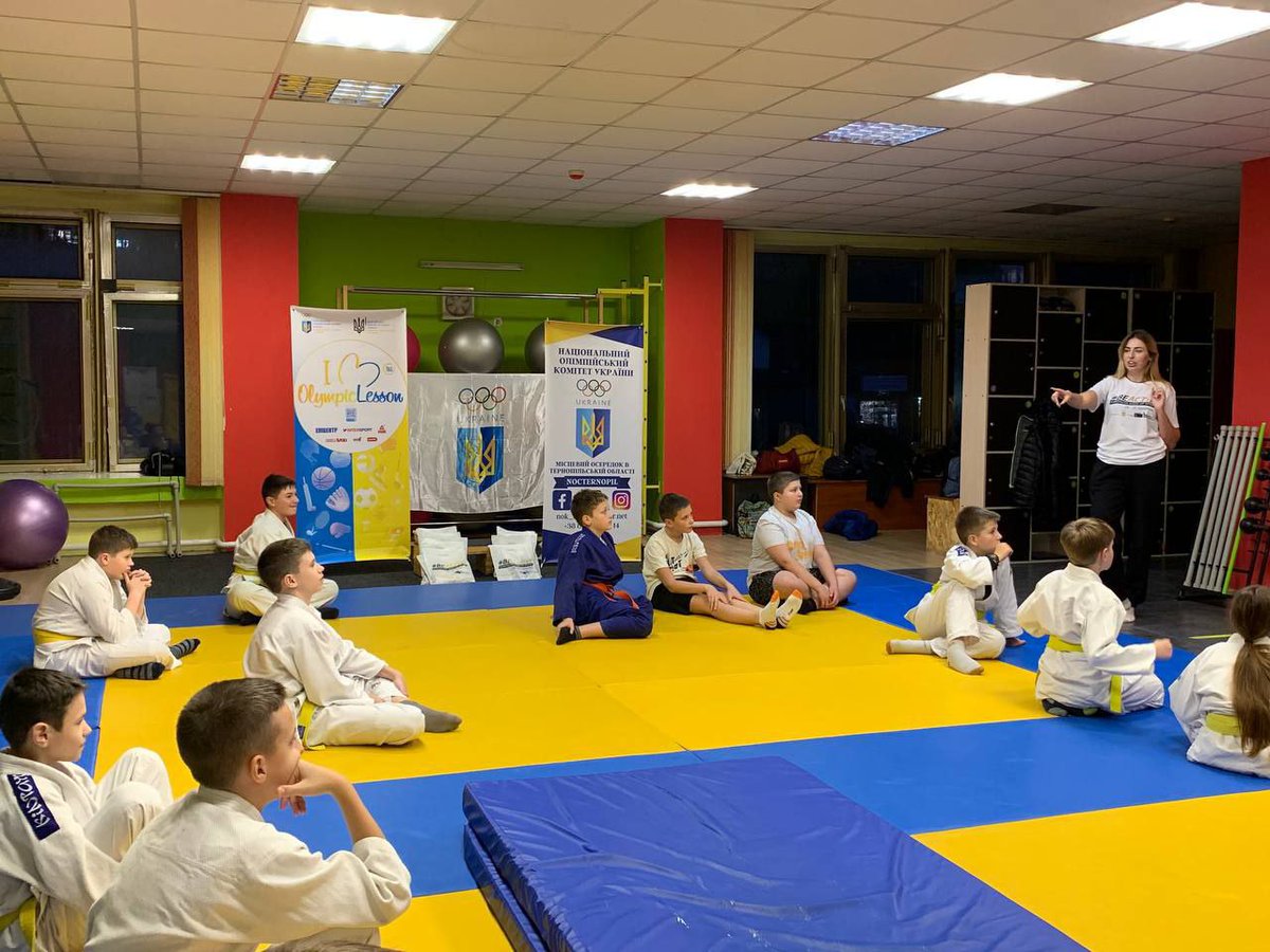 OlympicUA's tweet photo. 💙🥋💛Олімпійський урок для тернопільських дзюдоїстів
👉https://t.co/W1I40nkKUD
#StandWithUkraine #Націяпереможців #НОК #Україна #УкраїнськийСпорт #Ukraine #РазомдоПеремоги #Олімпійськийурок #Олімпійськийурок2023 #BeActive #EuropeanWeekofSport #OlympicLesson #НОКТернопіль https://t.co/wPg1sTDmNW