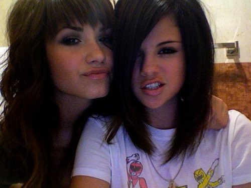 lohanisgod's tweet photo. young teenagers today not knowing demi lovato and selena gomez were once bffs…disgraceful! https://t.co/eeTIRC9sQF