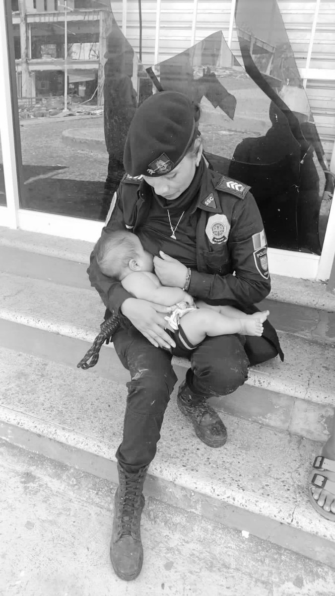 Por su vocación de servicio a la ciudadanía y por poner en alto el nombre de la <a href="/SSC_CDMX/">SSC CDMX</a>, mi compañera Arizbeth Dionisio Ambrosio del Agrupamiento #Zorros, quien protegió la vida de un bebé en #Acapulco, fue ascendida. Su labor es un ejemplo de #humanismo para todas y todos.