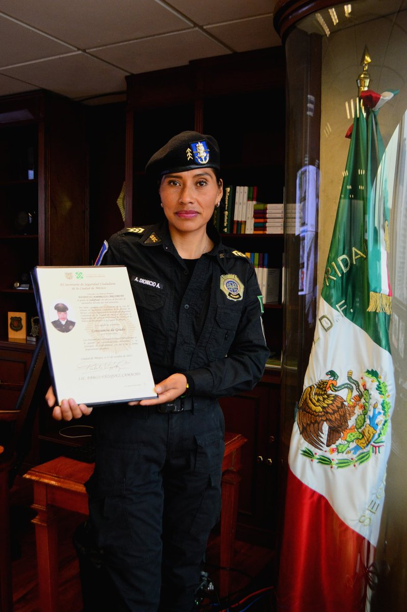 PabloVazC's tweet photo. Por su vocación de servicio a la ciudadanía y por poner en alto el nombre de la @SSC_CDMX, mi compañera Arizbeth Dionisio Ambrosio del Agrupamiento #Zorros, quien protegió la vida de un bebé en #Acapulco, fue ascendida. Su labor es un ejemplo de #humanismo para todas y todos. 

#SerPolicía #LaMejorPolicía