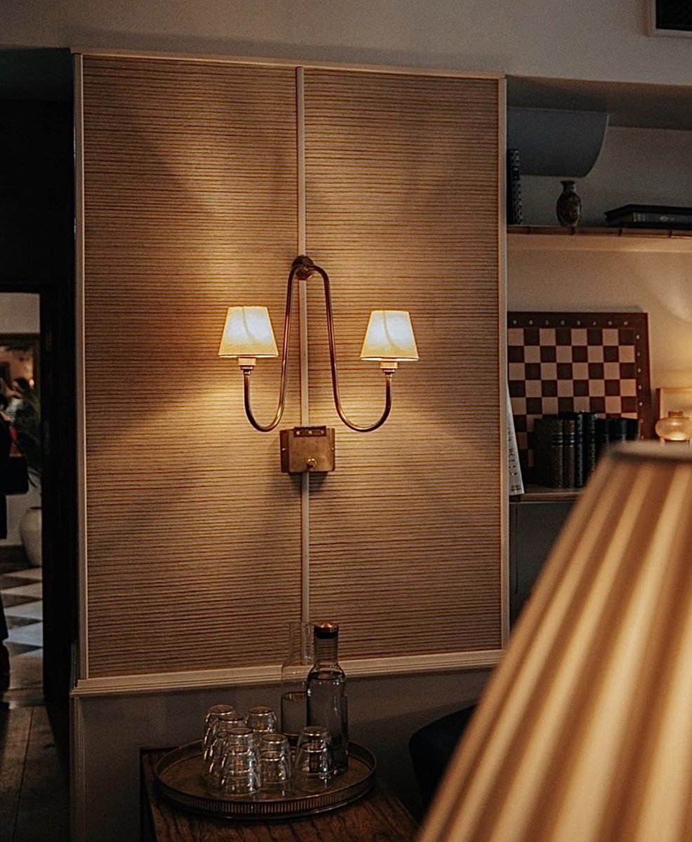 thelampfactory_'s tweet photo. The Grosvenor Double Swing Arm Wall Light, illuminating the soft and delicate tones of the Hotel Sanders Living Room. 

Credit: @hotelsanders

#hotellighting #handmadeinlondon #madeinbritain #lightingdesigner #walllight #brass #boutiquehotel #hotelsanders #walldecor https://t.co/2nd2t5Lwlu