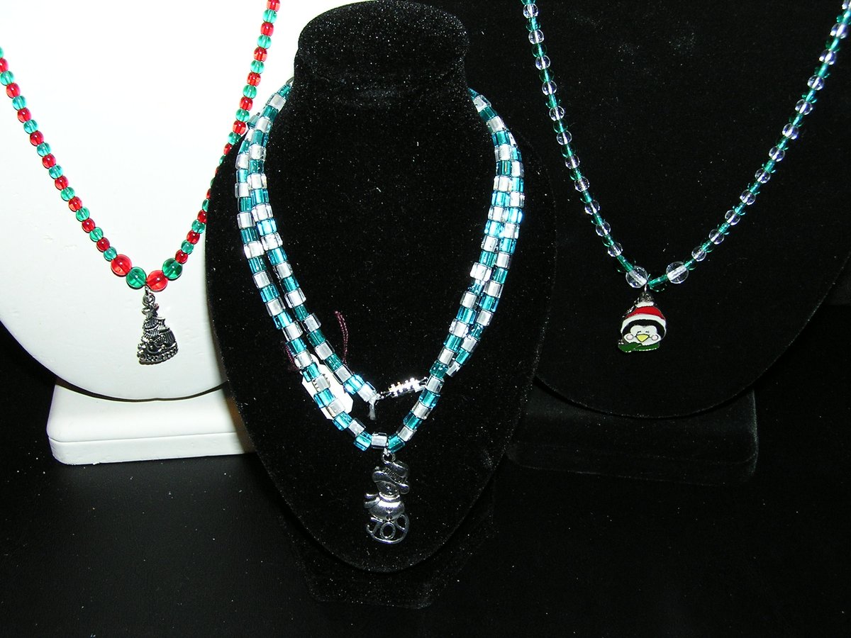 IncredCraftCrea's tweet photo. Here are more of my Christmas items that I have for sale. You can see even more of what I have available on my website, the link is in my profile. #handmade #crafts #homedecor #jewelry #magnets #toys #hairaccessories #Christmas #WinterIsComing #smallbusiness https://t.co/aJCf5FezpT