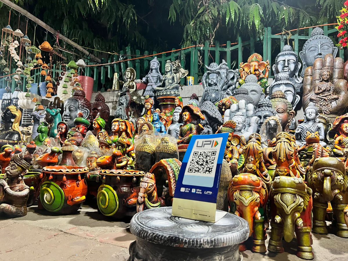 AshwiniVaishnaw's tweet image. भूल ना जाना!
Digital payment कर, 
#VocalForLocal वाली दिवाली ही मनाना।