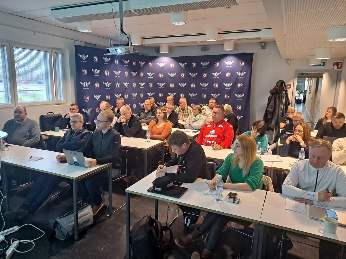 Ralli SM-sarjan osakilpailujärjestäjät ja sarjan eri toimihenkilöt kokoontuivat sunnuntaina Vantaalla yli 30:n henkilön joukolla keskustelemaan tulevan kauden toteutuksesta, turvallisuudesta, viranomaisvaatimuksista sekä kilpailujen tapahtumapuolen kehittämisestä. #rallism