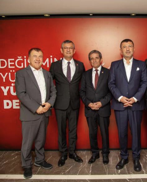 38. Olağan Kurultayımızda Cumhuriyet Halk Partisi'nin yeni genel başkanı olarak seçilen Sayın Özgür Özel’e tebrik ziyaretinde bulunduk. Sayın genel başkanımıza görevinde başarılar dilerim.
<a href="/eczozgurozel/">Özgür Özel</a> <a href="/herkesicinCHP/">CHP 🇹🇷</a>