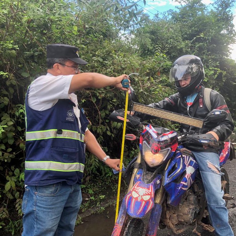 VMTElSalvador's tweet photo. En la zona occidental, sancionamos a motociclista por utilizar barra led por arriba de 75 cm del suelo. https://t.co/hmGWAS7Y5I