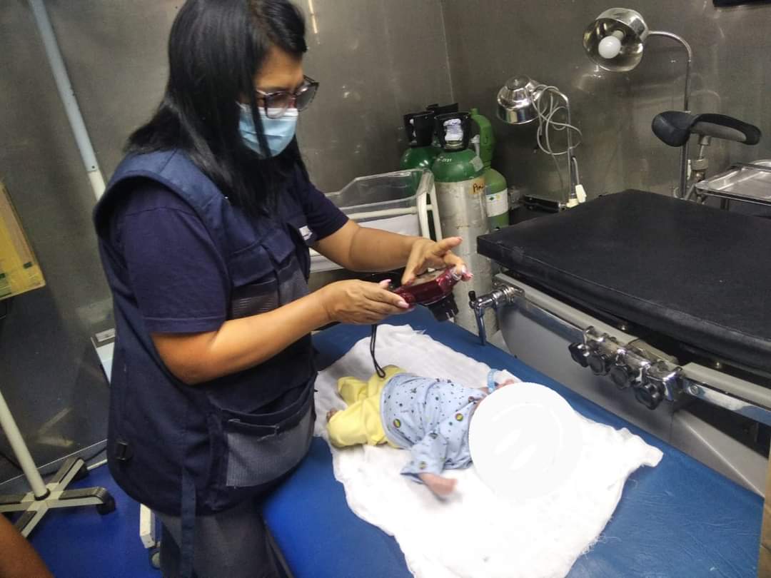 CarmenVelardeK's tweet image. El @ReniecPeru fue testigo del nacimiento número 61 a bordo del #PIAS Napo. Este precioso y fuerte bebé ya cuenta con su acta de nacimiento y su DNI está en trámite, gracias a la labor de nuestra registradora, Edith Mena, quien se embarca vía fluvial durante los días de visita a