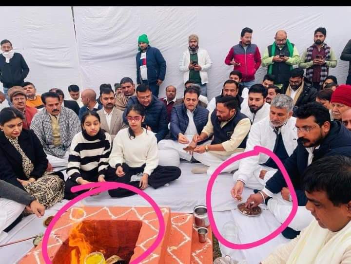 ChandanSharmaG's tweet image. प्रखंड भीमटा चंद्रशेखर उर्फ रावण सनातन धर्म के सभ्यता संस्कृति के अनुसार हवन यज्ञ करते हुए देखें गए हैं

नोट : यह तस्वीर चमचे और गुलामों को विचलित कर सकता है