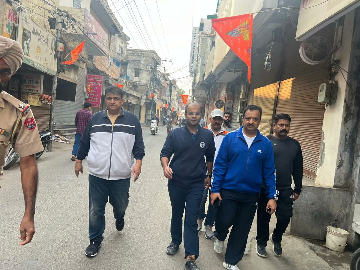 mc_patiala's tweet photo. Commissioner MC Patiala Sh. Aditya Uppal (IAS) Daily Ward wise Checking of Cleanliness in Ragho Majra with MCP Officials. He also interact with Public and resolve there issue and grievance on the Spot. #cleanliness #MCPatiala #mygovindia #swachhtacampaign #cleanpatiala https://t.co/Nc8YmP5Zc2