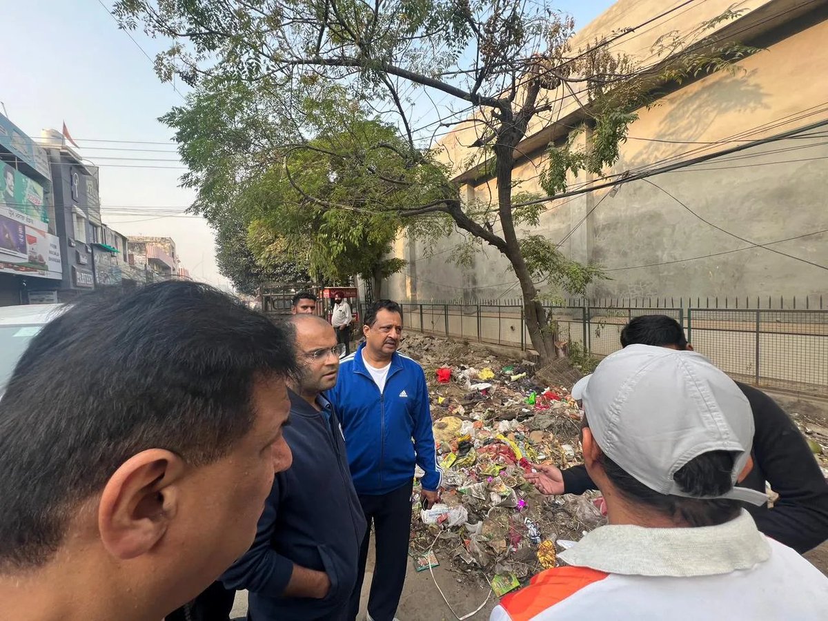 mc_patiala's tweet photo. Commissioner MC Patiala Sh. Aditya Uppal (IAS) Daily Ward wise Checking of Cleanliness in Ragho Majra with MCP Officials. He also interact with Public and resolve there issue and grievance on the Spot. #cleanliness #MCPatiala #mygovindia #swachhtacampaign #cleanpatiala https://t.co/Nc8YmP5Zc2