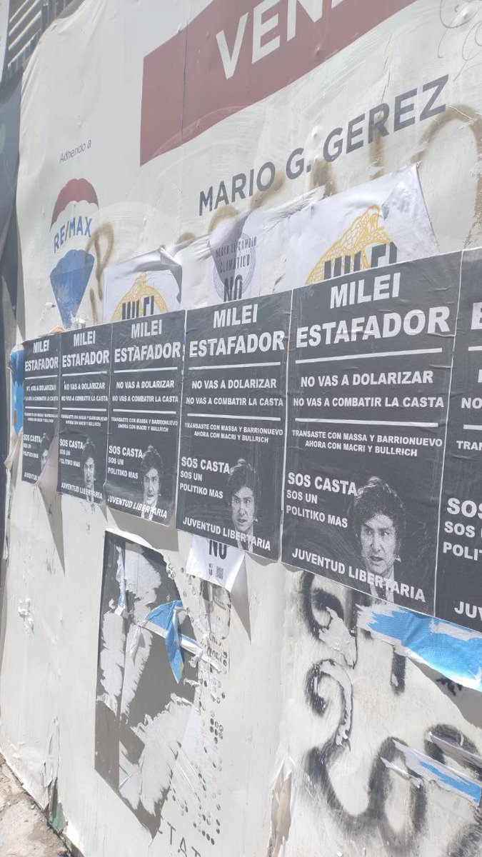 DeudaPrometida's tweet photo. "MILEI ESTAFADOR" y "KARINA MILEI CHORRA Y TRAIDORA"

Los carteles de la Juventud Libertaria en contra del candidato presidencial y su hermana tras el pacto con Bullrich y Macri. https://t.co/hCfnE1RzQ9