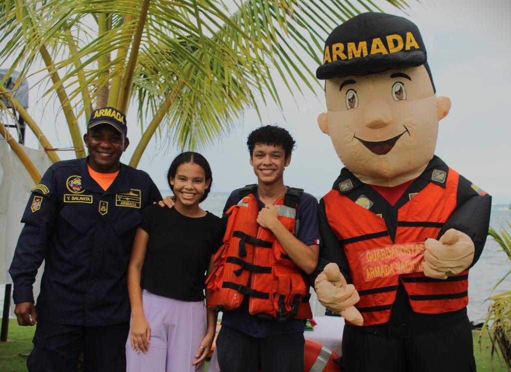 ArmadaColombia's tweet photo. Los componentes de @ArmadaColombia y @FuerzaAereaCol del #CESYP, con apoyo de la Acción Social Naval y @PoliciaColombia realización actividades ludo recreativas para los niños y niñas de las familias militares de #SanAndres por motivo de la celebración del #DiaDelNiño 🎃💙🎉 https://t.co/KEFNWnecNu