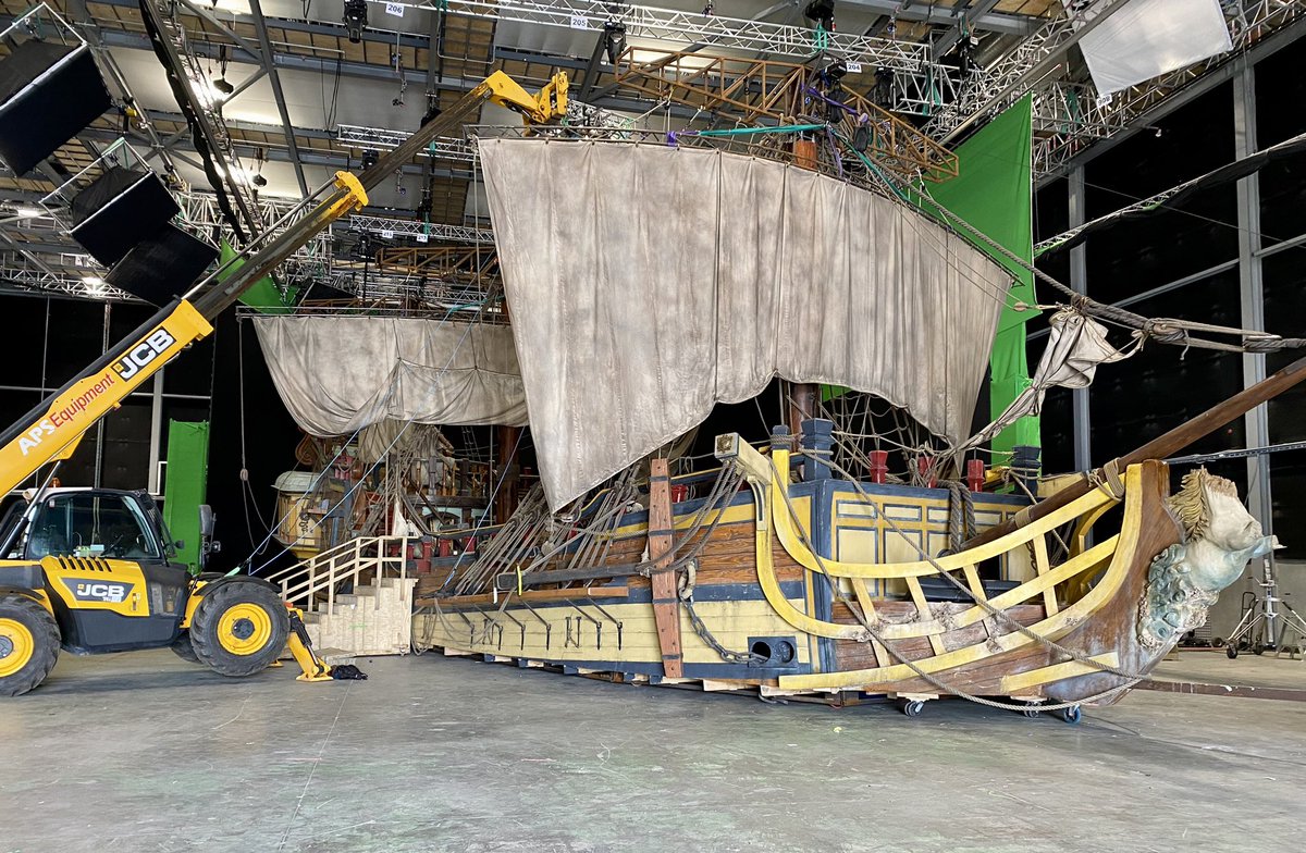 Some pics of the Revenge looking pretty next to other kinds of vehicles. I like to imagine in the ‘70s the whole crew would’ve crammed into a van to follow Fleetwood Mac around on tour. #OurFlagMeansDeath