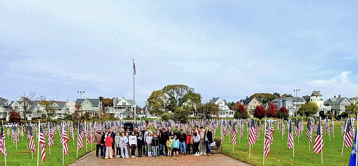 On Nov. 4, students from @brienmcmahon_hs, @NorwalkHS_CT, @NaramakeES_CT, and @WRMS_CT helped the #NorwalkExchangeClub set up over 500 flags for their annual #FieldofFlags at #VetsPark in recognition of #VeteransDay. 
The Field of Flags display runs from Nov. 4-12.