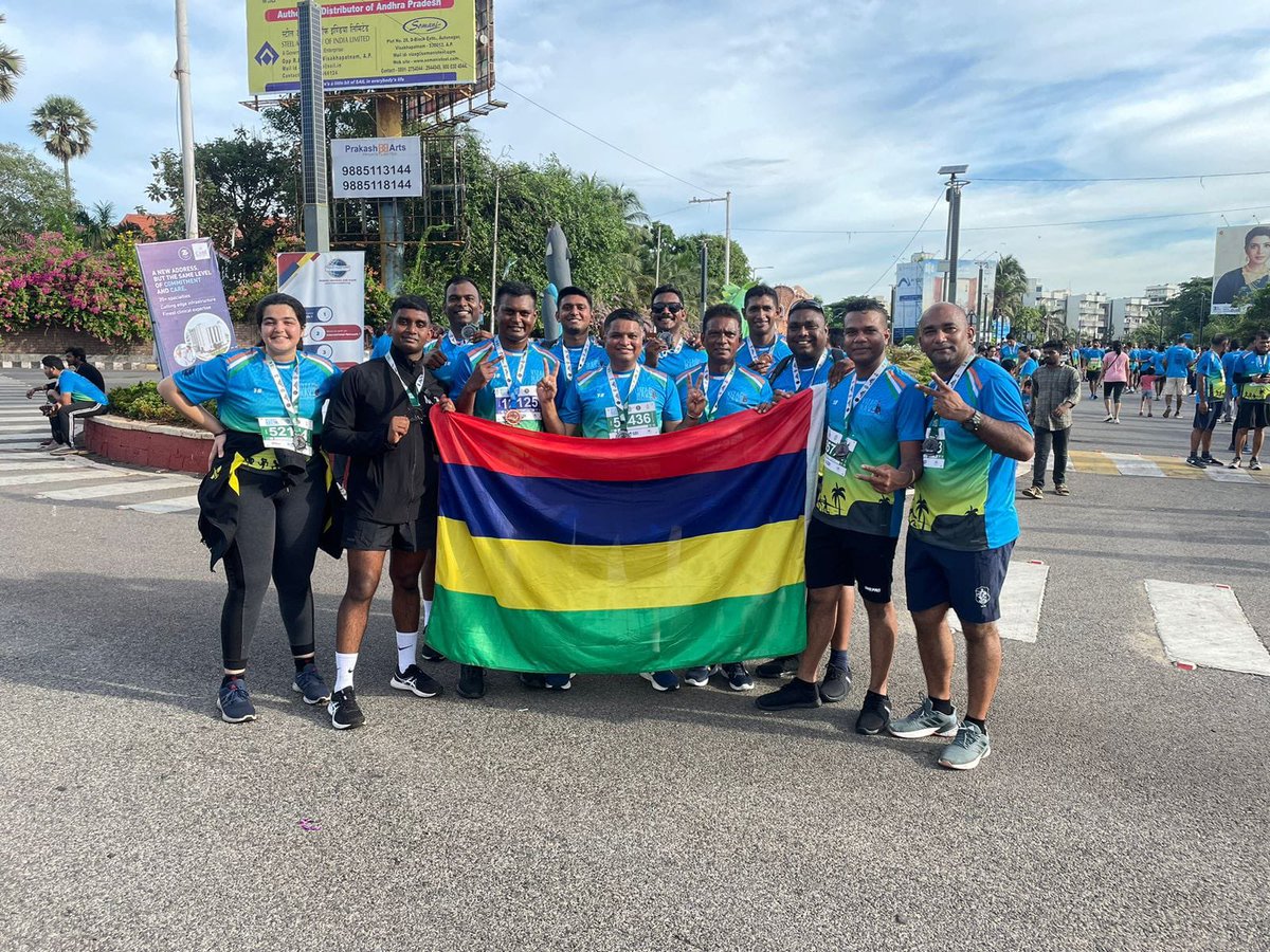 Showcasing the spirit of camaraderie! 🇮🇳🤝🏼🇲🇺 🏃🏽‍♂️ Mauritius National Coast Guard ship CGS Victory, currently at Visakhapatnam for her maiden refit at Indian Naval Dockyard, participated in the Vizag marathon, alongside @indiannavy personnel. @MEAIndia @IndianDiplomacy