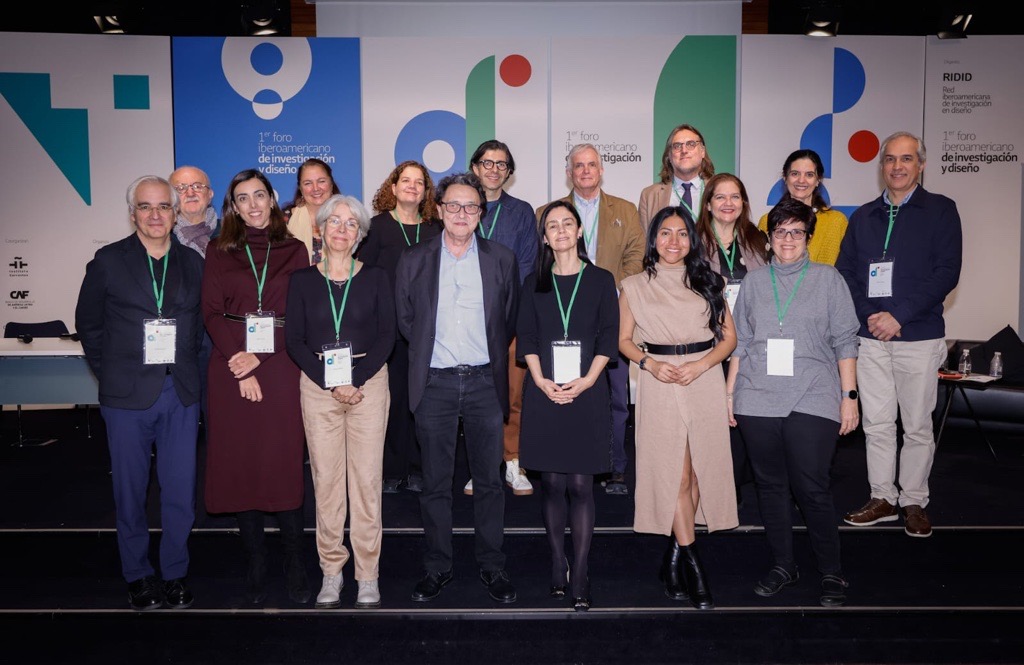 AgendaCAF's tweet photo. 👏 #CAFpresente en el I Foro Iberoamericano de Investigación y Diseño organizado por la Asociación Iberoamérica Diseña y la Red Iberoamericana de Investigación y Diseño #RIDID, en colaboración con @casamerica, @instcervantes y @AgendaCAF.
👉 Nuestra #ExpertaCAF María Lahore (@malabrava) participó en el panel “Iberoamérica Diseña. El diseño del siglo XXI”, junto a referentes del diseño y la investigación de #Cuba, #Chile, #España #Guatemala, #Italia, #Paraguay, #Perú y #PuertoRico, para analizar cómo se puede impulsar el diseño iberoamericano como eje promotor de la economía y desarrollo social de #ALC.
✅ Lahore resaltó la identidad iberoamericana de @AgendaCAF y cómo el diseño y la investigación forman parte de la misión y visión de la institución y nuestra meta en convertirnos en el #BancoVerde y del crecimiento sostenible e inclusivo de la región.
El diseño está presente en todos los proyectos, desde el desarrollo de políticas públicas, hasta el desarrollo de ciudades de manera armoniosa y respetuosa con el medioambiente.
🚀 Por eso, desde CAF promovemos nuestra agenda de Economías Creativas y Culturales, impulsando la creatividad, la innovación, el diseño y el conocimiento como un generador de oportunidades para contribuir al desarrollo económico y social de #ALC.
💭 A través de la inversión pública, el financiamiento de infraestructura habilitante, la creación de instituciones y programas de apoyo a las empresas creativas y la promoción de la internacionalización de empresas, #Latam y el #Caribe puede tener futuro más próspero y sostenible.
💪 El futuro del diseño es iberoamericano. Por ello debemos aprovechar y fomentar el talento, la creatividad y la diversidad de la región y a su vez impulsar el rol de los multilaterales para ofrecer recursos para proyectos que mejoren la calidad de vida en #Latam y el #Caribe.
¡Mira este evento! 🔗 https://t.co/MKPVgIQRhh
