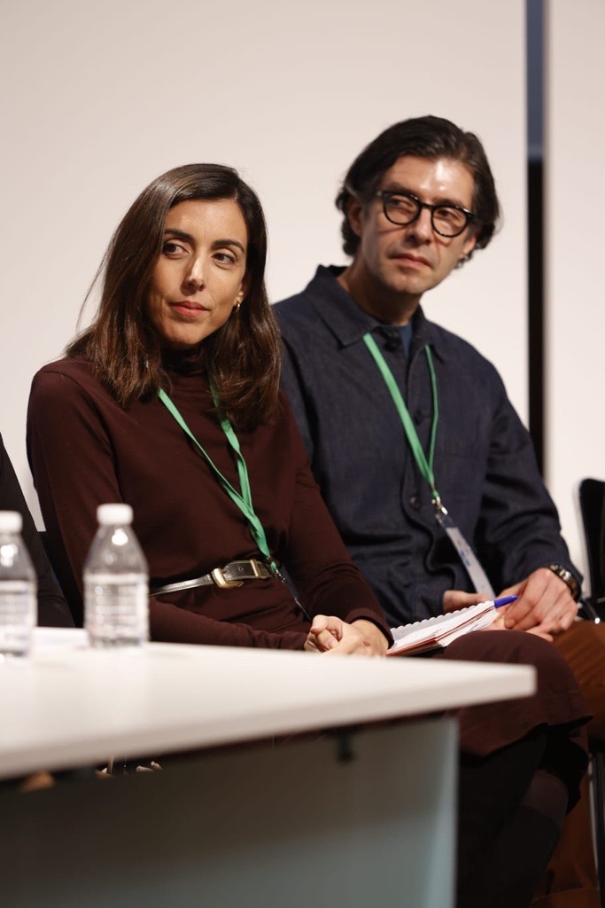 AgendaCAF's tweet photo. 👏 #CAFpresente en el I Foro Iberoamericano de Investigación y Diseño organizado por la Asociación Iberoamérica Diseña y la Red Iberoamericana de Investigación y Diseño #RIDID, en colaboración con @casamerica, @instcervantes y @AgendaCAF.
👉 Nuestra #ExpertaCAF María Lahore (@malabrava) participó en el panel “Iberoamérica Diseña. El diseño del siglo XXI”, junto a referentes del diseño y la investigación de #Cuba, #Chile, #España #Guatemala, #Italia, #Paraguay, #Perú y #PuertoRico, para analizar cómo se puede impulsar el diseño iberoamericano como eje promotor de la economía y desarrollo social de #ALC.
✅ Lahore resaltó la identidad iberoamericana de @AgendaCAF y cómo el diseño y la investigación forman parte de la misión y visión de la institución y nuestra meta en convertirnos en el #BancoVerde y del crecimiento sostenible e inclusivo de la región.
El diseño está presente en todos los proyectos, desde el desarrollo de políticas públicas, hasta el desarrollo de ciudades de manera armoniosa y respetuosa con el medioambiente.
🚀 Por eso, desde CAF promovemos nuestra agenda de Economías Creativas y Culturales, impulsando la creatividad, la innovación, el diseño y el conocimiento como un generador de oportunidades para contribuir al desarrollo económico y social de #ALC.
💭 A través de la inversión pública, el financiamiento de infraestructura habilitante, la creación de instituciones y programas de apoyo a las empresas creativas y la promoción de la internacionalización de empresas, #Latam y el #Caribe puede tener futuro más próspero y sostenible.
💪 El futuro del diseño es iberoamericano. Por ello debemos aprovechar y fomentar el talento, la creatividad y la diversidad de la región y a su vez impulsar el rol de los multilaterales para ofrecer recursos para proyectos que mejoren la calidad de vida en #Latam y el #Caribe.
¡Mira este evento! 🔗 https://t.co/MKPVgIQRhh