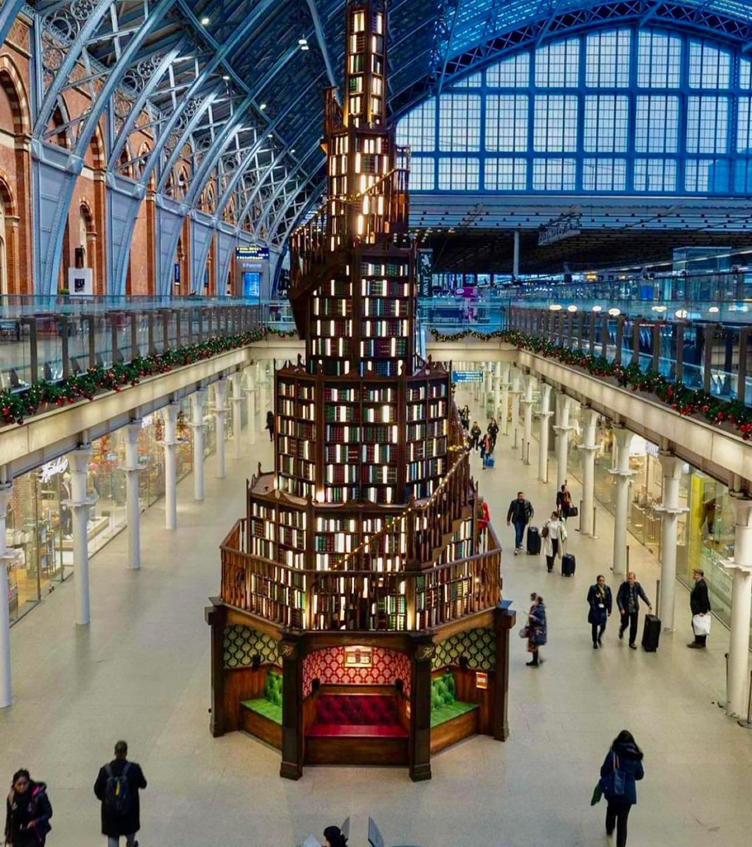 La celebre stazione di St. Pancras di Londra ha svelato il suo albero di Natale: è fatto interamente da libri e, alla base, ci sono dei divanetti su cui sedersi a leggere libri..♥️ #èLìChe trova rifugio chi ama sfogliare un buon libro in attesa del treno