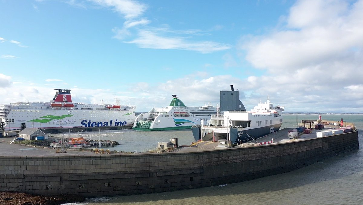 A busy start to the week in Rosslare Europort, as @StenaLine @Irish_Ferries @DFDSGroup prepare to depart for Cherbourg, Pembroke and Dunkirk. While @BrittanyFerries awaits to dock after sailing from Bilbao. 🚢🚢🚢🚢🇮🇪🇫🇷🇪🇸🇬🇧