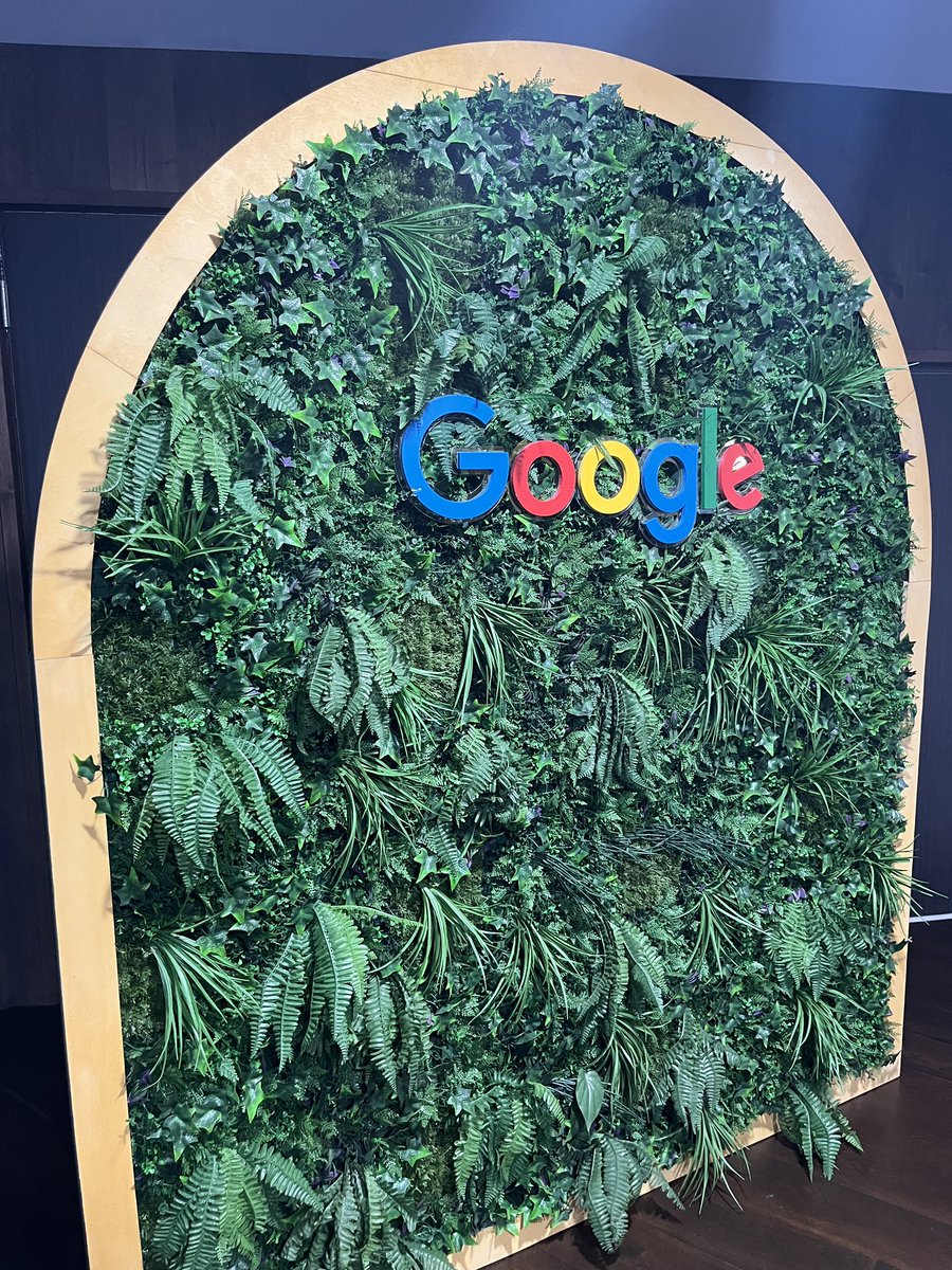 Odepaula80's tweet photo. Un dia carregat d’aprenentatges, coneixent professionals de mes de 30 països, i transmetent la #passioXeducar que caracteritza a tots els educadors de les @EscolesFEDAC a #GoogleChampions #Dublin #WinTheDay https://t.co/YSvNTRivUc