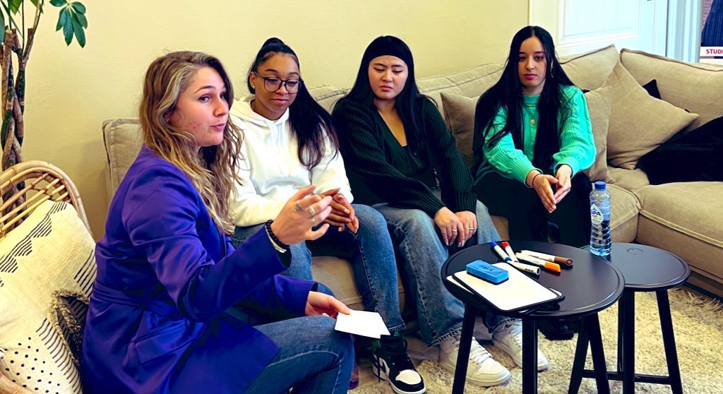 CodenameFuture's tweet image. #Webinar 

#OpenOver Respect, pesten en zelfvertrouwen. It’s a wrap! Dankjewel voor je tijd!

⏩️ Wat vonden deelnemende #docenten ervan?

‘Bedankt voor jullie openheid, het motiveert mij om meer aan groepsvorming te doen en echt passievol les te geven!’ 

‘Inspirerend!’ 🩷💚