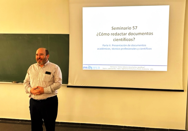 👉Los profesores👨‍🏫 <a href="/p_iglesias_rey/">Pedro L. Iglesias</a>  y 👨‍🏫 <a href="/jaumegomez/">Jaime Gomez</a>  impartieron un #seminario sobre las características principales que debe contener un artículo científico 💡
✔️"No hay que descuidar su escritura y debe remarcar el grado de #innovación que aporta la investigación". #MasterAgua