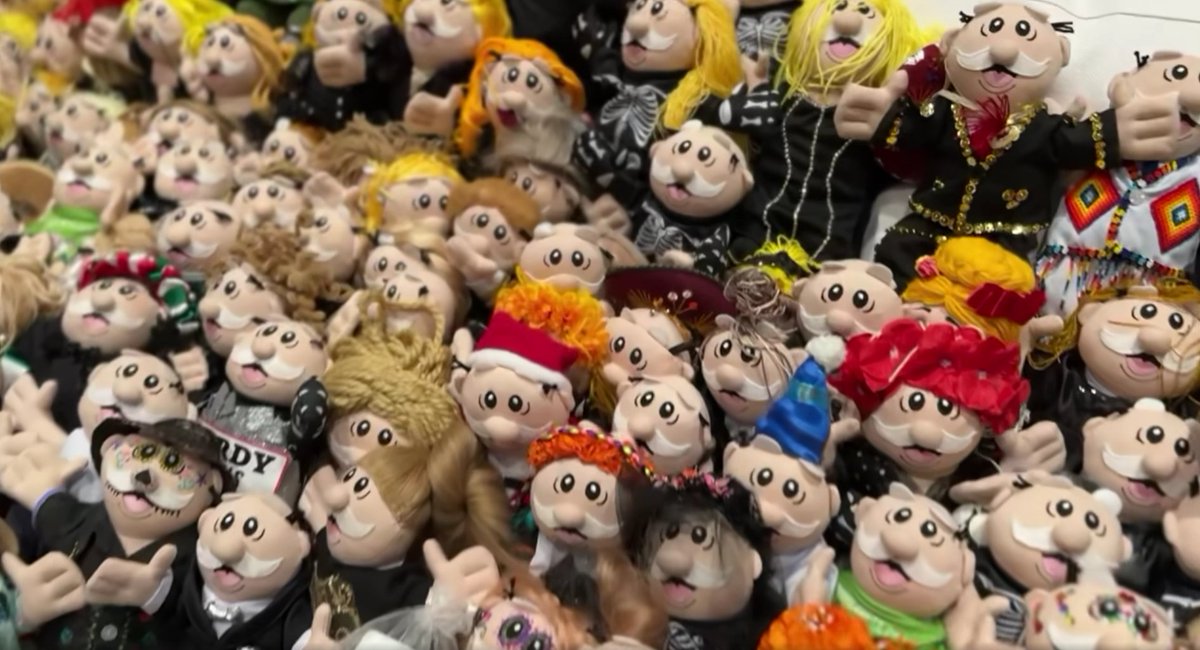CentralQNoticia's tweet photo. 🤩🧸 ¡Es la más grande colección de #Simis!, #Adele presume sus peluches que ha recibido de sus fans mexicanos  

La cantante británica @Adele compartió a través de sus redes sociales, un video donde muestra su gran colección de “Simis”, es la cantante que tiene a mayor cantidad de muñecos con más de 160.  

Estos “Simis” son regalados a la artista por sus fieles fanáticos, ella agradece el amor que siempre le ha brindado México. 

#CentralQNoticias #Oaxaca #Noticias 
https://t.co/YZa7OI9OXh