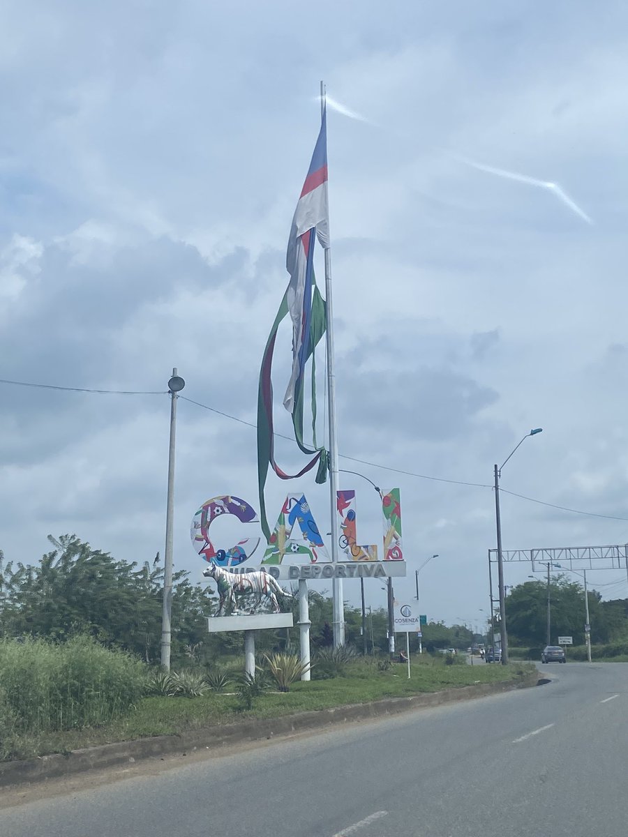 Diancagd's tweet photo. @alejoeder revive nuestro cali bella, que esta rota como esta bandera!!! Que Dios te de la sabiduría para sacar a Cali adelante!!! @InfraesCali https://t.co/RuTrU2ePmI