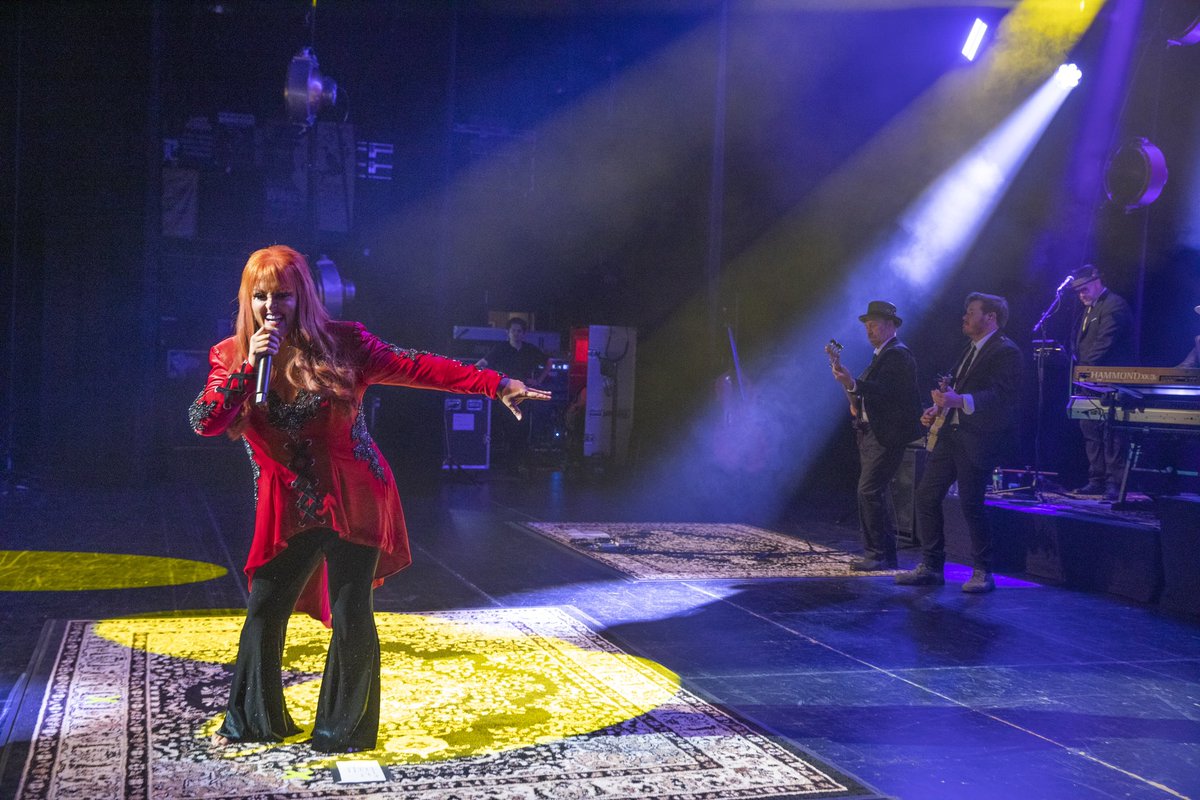Wynonna's tweet photo. I love this tour. 🥹 

📸: @Josephllanes https://t.co/dGzXrjQxYN