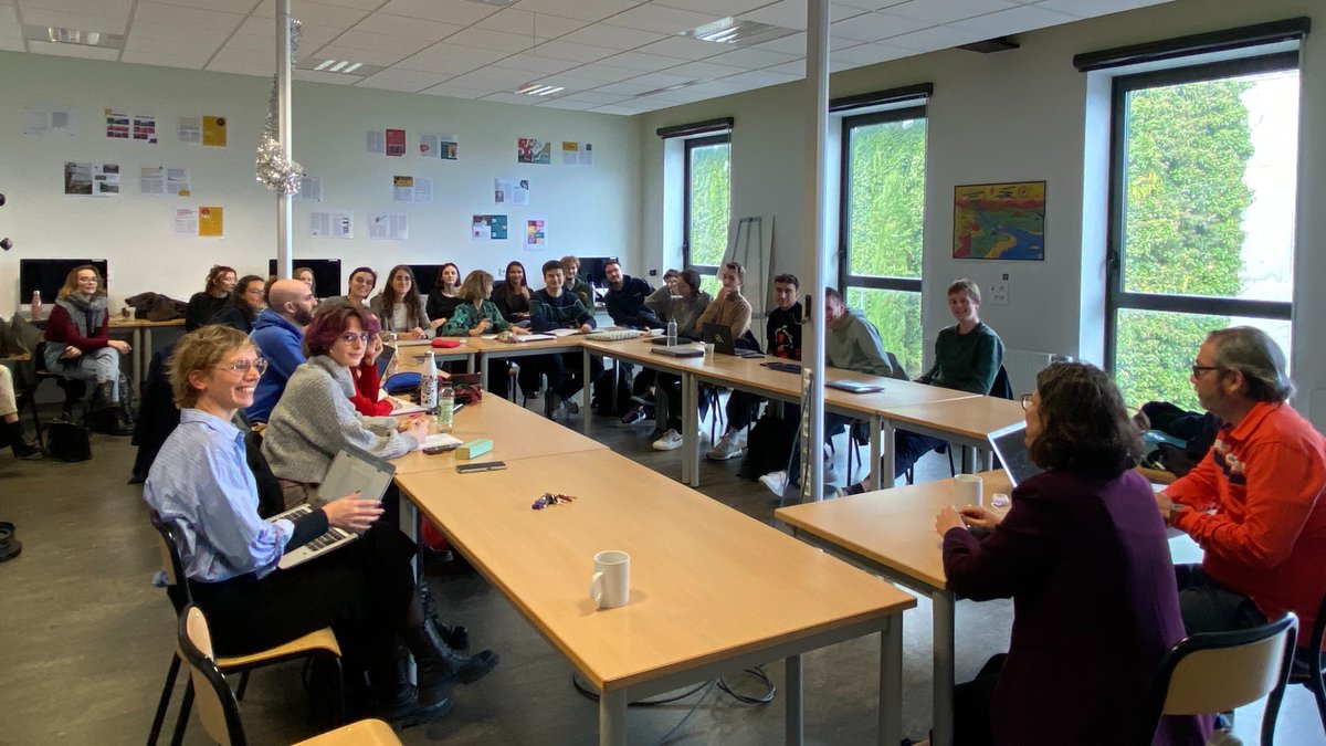 Table ronde à @EJDGrenoble autour de l’indépendance des médias. Merci au journaliste <a href="/pablo_aiquel/">Pablo Aiquel</a>, à l’enseignante <a href="/CleoSchweyer/">France Articulations</a> et aux étudiant·e·s pour la qualité et pertinence des échanges sur la directive contre les procédures baillons #antiSLAPP et le #MediaFreedomAct #EMFA