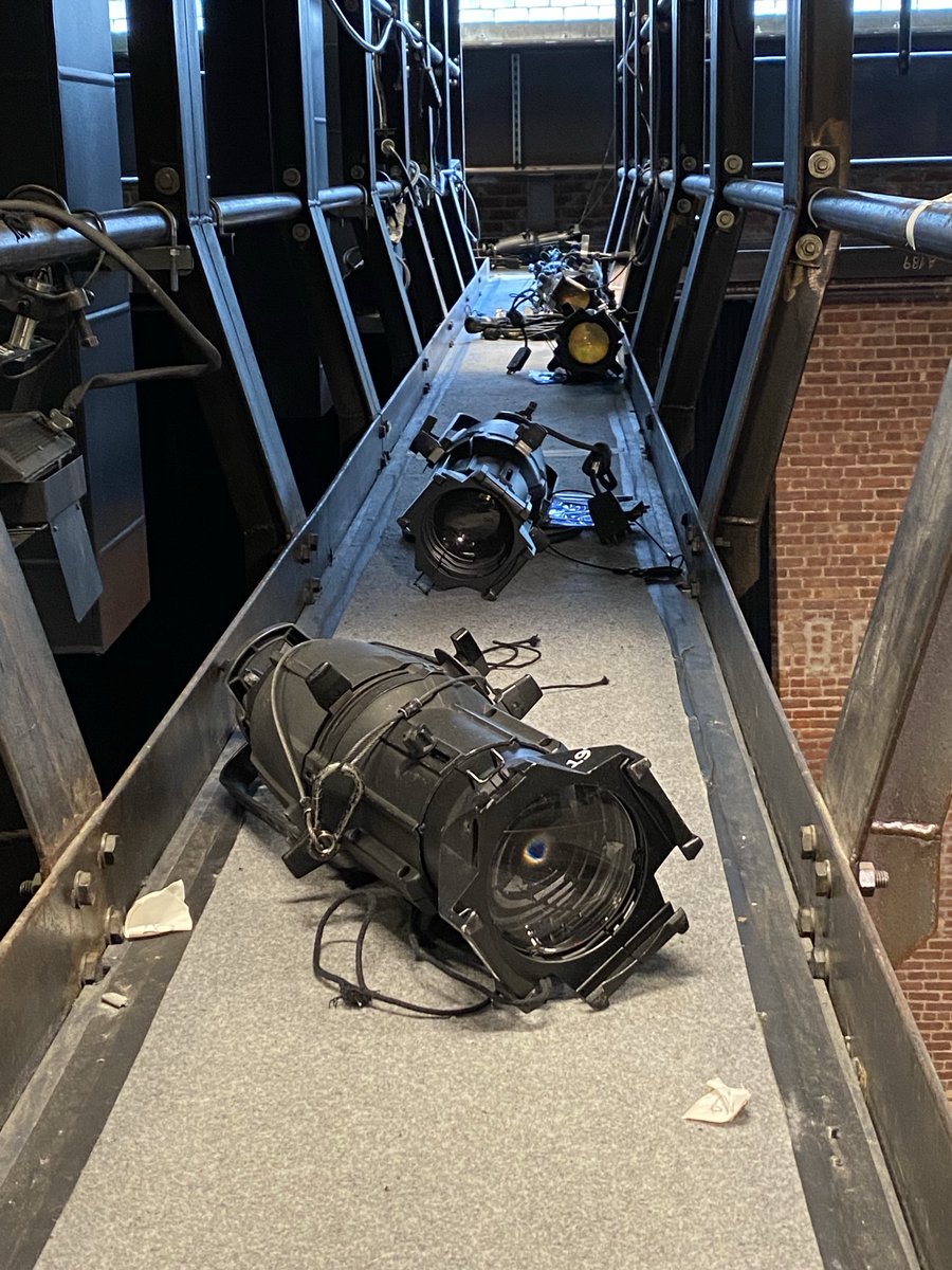 reaady2love's tweet photo. my day ahead. striking lights is my favorite past time. #theatertech #lx ๐ค๐พ https://t.co/Awe0Rh1oDW