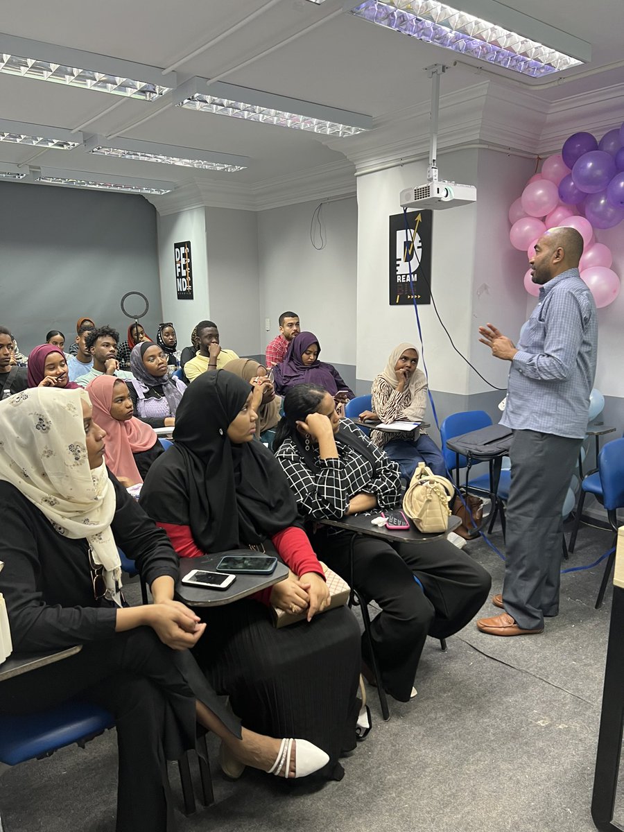 easilysudan's tweet photo. لقطات من اليوم الأول في ورشة التسويق الرقمي🔥

احتوت الورشة على مفهوم التسويق الرقمي وأهميته مع تطبيق عملي للمشاركين ، وتم تقسيمهم إلى مجموعات صغيرة لتطبيق بعض استراتيجيات السوشيال ميديا. 

لكل الناس ال م اتمكنوا من التسجيل في الورشة القادم افضل بإذن لله خليكم متابعين كل جديد💗 https://t.co/wf6WIGS7Y5