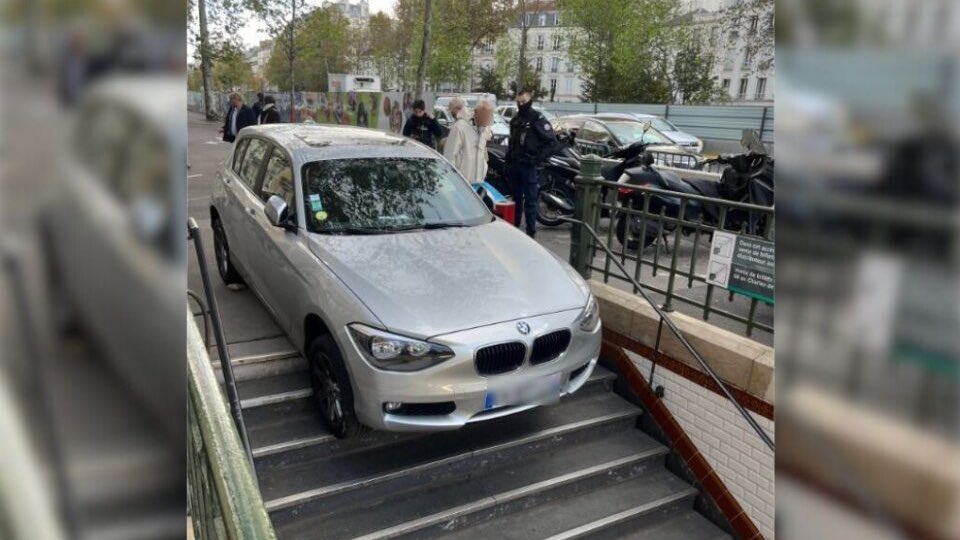 info_Paris_IDF's tweet photo. 🔴 FLASH - #NeuillySurSeine : Une voiture s’est retrouvée dans les escaliers de la station de métro #LesSablons ce lundi.
👉 D’après les agents de la #RATP, le conducteur aurait confondu avec une entrée de #parking. Il n’y a eu aucun blessé. (Actu Paris) #HautsdeSeine https://t.co/4KlP3eJhJM
