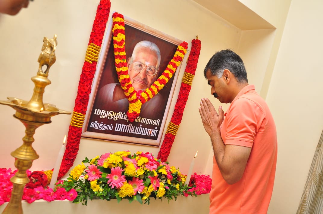 duraivaikooffl's tweet photo. மதுவிலக்கு போராளி அன்னை மாரியம்மாள் அவர்களுக்கு புகழ்வணக்கம் செலுத்தினேன்..!

இயக்கத் தந்தை தலைவர் வைகோ அவர்களின் தாயாரும், எனது பாட்டியும், மதுவிலக்கு போராளியுமான அன்னை மாரியம்மாள் அவர்களின் எட்டாம் ஆண்டு நினைவு நாளான இன்று, சென்னை அண்ணாநகர் இல்லத்தில் தலைவர் வைகோ அவர்களும், நானும் புகழ்வணக்கம் செலுத்தினோம். 

நூறு வயதை நெருங்கிய தள்ளாத நிலையிலும் மது அரக்கனுக்கு எதிராக கலிங்கப்பட்டி ஊர் பொதுமக்களை திரட்டி உண்ணா நோன்பிருந்தவர். அவர் போரட்டம் நடத்தியபிறகு தான் டாஸ்மாக் கடையை அகற்றக்கோரி கலிங்கப்பட்டி ஊராட்சி மன்றத்தில் தீர்மானம் நிறைவேற்றப்பட்டு உச்சநீதிமன்றம் வரை சென்று அது செல்லும் என தீர்ப்பு பெறப்பட்டது. ஊராட்சி மன்றம் நிறைவேற்றிய தீர்மானம் செல்லும் என, இந்தியாவுக்கே வழிகாட்டக்கூடிய தீர்ப்பை பெற்றுத்தர காரணமாக இருந்தவர். 

மேதகு தலைவரின் புதல்வர் பாலச்சந்திரன் மரணத்தின் போதும், தமிழ் உணர்வோடு கலிங்கப்பட்டியில் ஊர்ப் பொதுமக்களை திரட்டி போராட்டம் நடத்தியவர்.

தலைவர் வைகோ அவர்களின் பொதுவாழ்வுக்கு உறுதுணையாக இருந்து தமிழ்நாடு முழுவதும் உள்ள கழகத் தோழர்களின் அன்பை பெற்ற வீரத்தாயின் நினைவு நாளில் அவரை வணங்குகிறேன்.

புகழ்வணக்கம் செலுத்துகின்ற நிகழ்வில், கழக துணைப் பொதுச்செயலாளர் தி.மு.இராசேந்திரன், வடசென்னை கிழக்கு மாவட்டச் செயலாளர் சு.ஜீவன், வடசென்னை மேற்கு மாவட்டச் செயலாளர் டி.சி.இராஜேந்திரன், தென்சென்னை கிழக்கு மாவட்டச் செயலாளர் கே.கழககுமார், தென்சென்னை மேற்கு மாவட்டச் செயலாளர் வழக்கறிஞர் சைதை ப.சுப்பிரமணி, ராஜா வையாபுரி, இந்திரஜித் வையாபுரி, மகேந்திரன் வையாபுரி, மாநில வெளியீட்டு அணி துணைச் செயலாளர் விக்டர் எபினேசர், அண்ணாநகர் பகுதிச் செயலாளர் இராம.அழகேசன், தலைமை செயற்குழு உறுப்பினர் பன்னீர்தாஸ், வட்டச் செயலாளர் சதீஷ் உள்ளிட்டவர்கள் கலந்து கொண்டார்கள். 

அன்புடன்
துரை வைகோ
முதன்மைச் செயலாளர்
மறுமலர்ச்சி திமுக 
06.11.2023