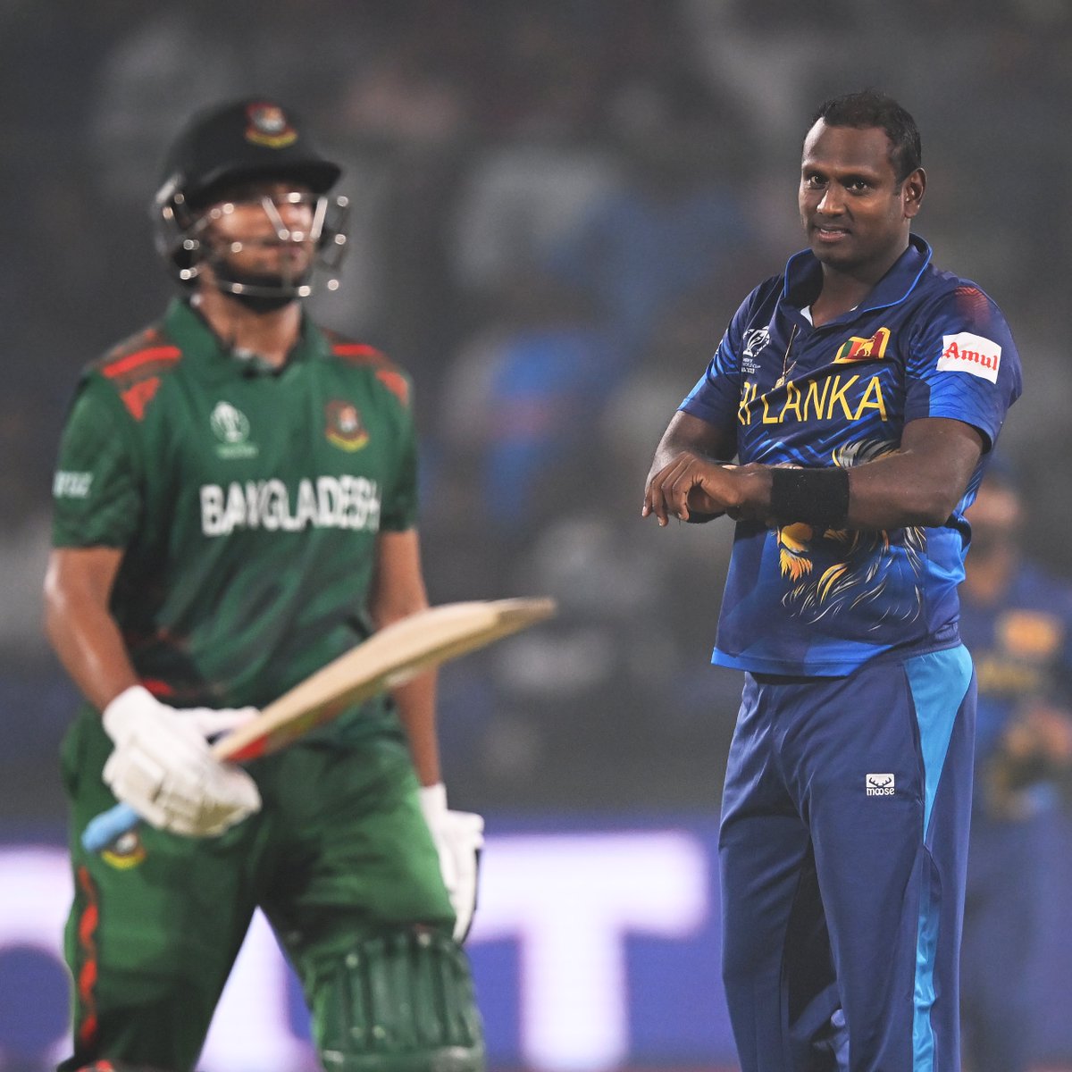 Time to go ⌚️

Angelo Mathews' send-off to Shakib Al Hasan 👀

#BANvSL #CWC23