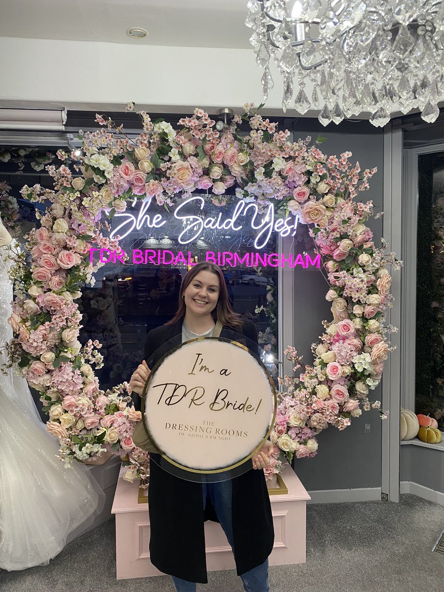 I found my wedding dress yesterday and I can’t believe that I now have to keep it a secret for over 11 months 😍🙈