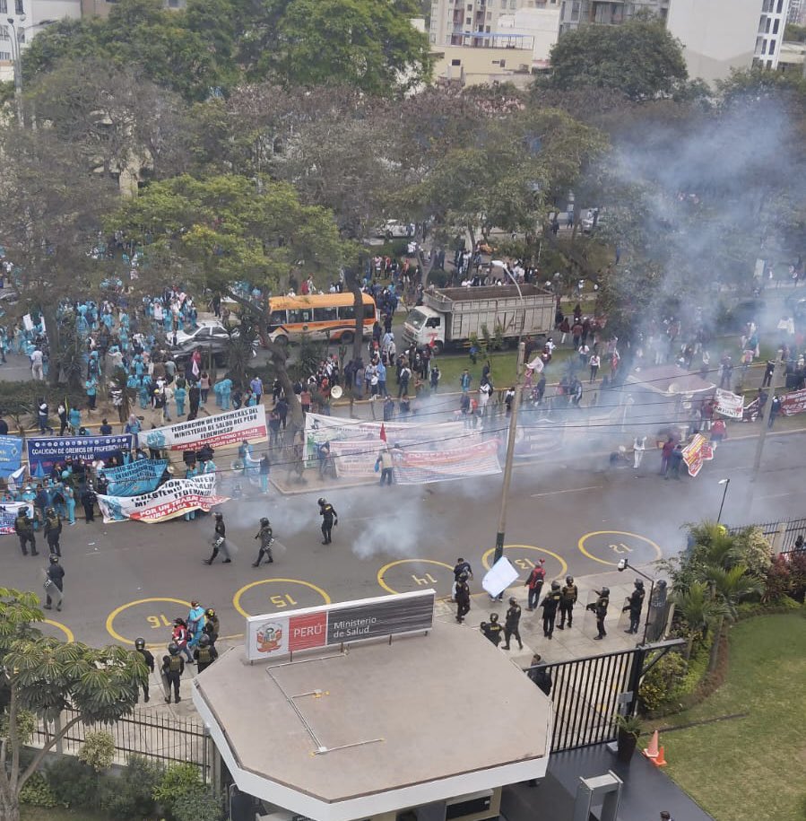 La Policía en estos momentos está tirando gas lacrimógeno a las enfermeras y el personal de salud que venían protestando afuera del MINSA por mejoras salariales.
